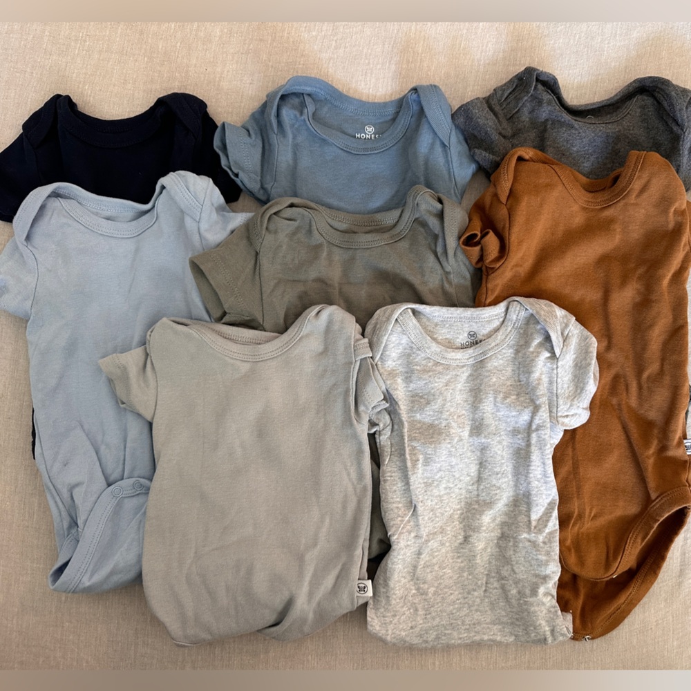 100% Organic cotton. 8 onesies. Size 3-6 months